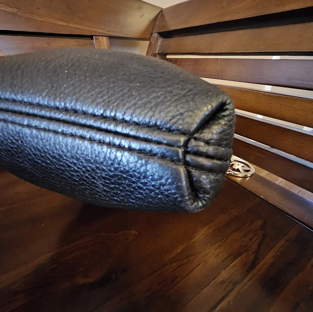 Michael Kors Small Pebbled Leather Crossbody Bag! - Picture 8 of 12